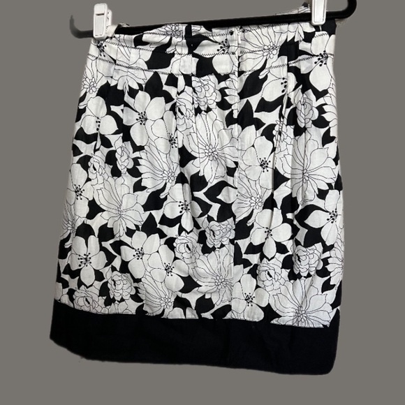 G.H. Bass & Co. Dresses & Skirts - G.H Bass & co skirt black white floral 100% cotton size 10